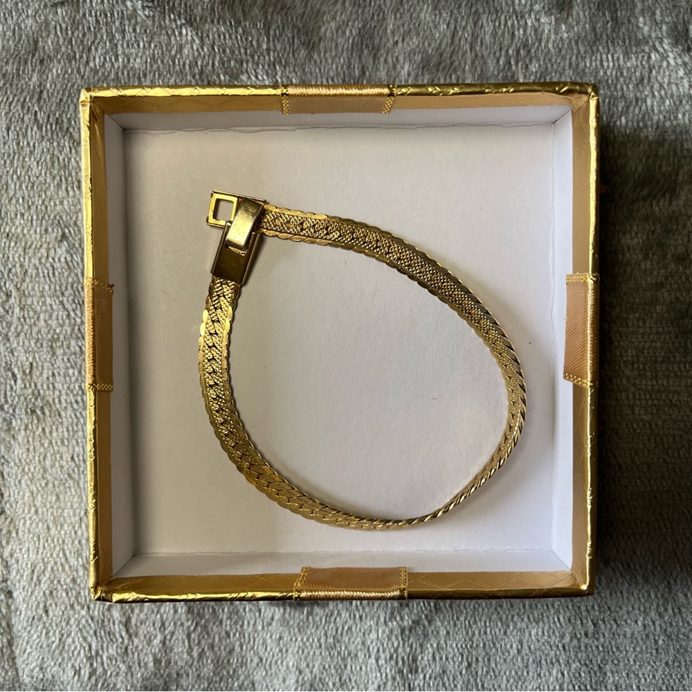 FREE WITH 3 🎁 | Gold Bracelet